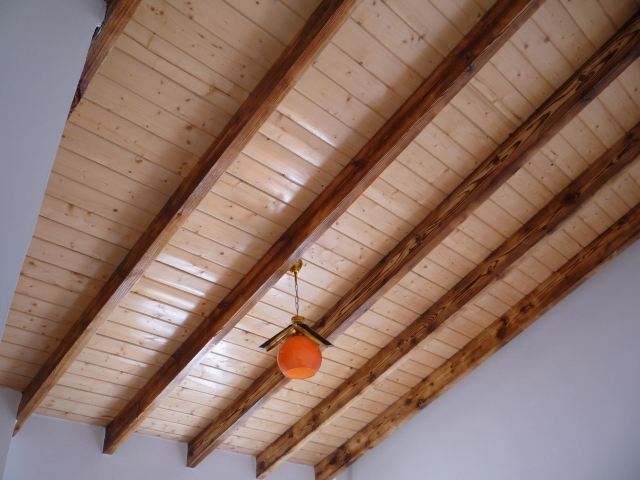 سقفی متفاوت و مقاوم با لمبه چوبی 